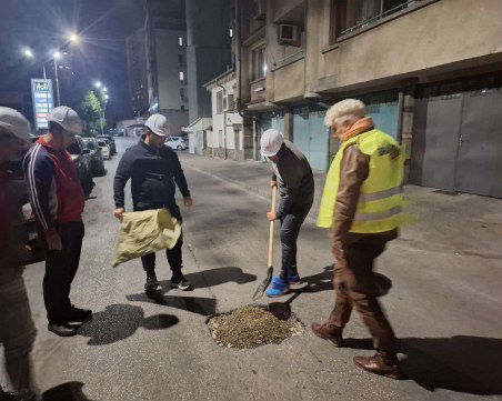 Доброволци запълваха дупки в район 