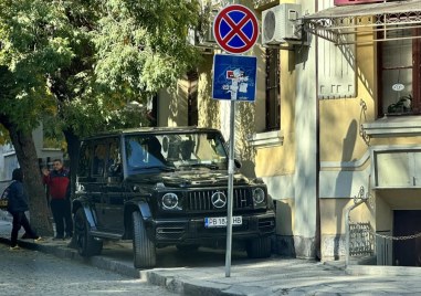 Луксозна G класа паркира на пловдивски тротоар заемайки цялото пространство