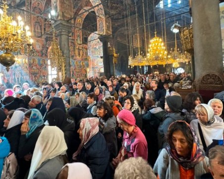 Хиляди вярващи се стекоха в Рилския манастир за празника на Св. Йоан Рилски