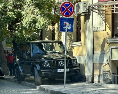 Луксозен джип зае пловдивски тротоар, 