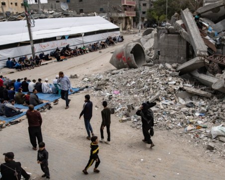 Въздушен удар по бежански лагер в Газа, най-малко 30 души са загинали