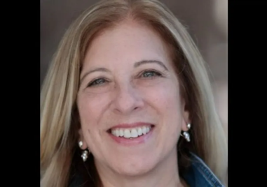 Ръководителят на музикалния отдел на Twitch Синди Чарлз почина след