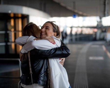 Летище забрани дългите прегръдки