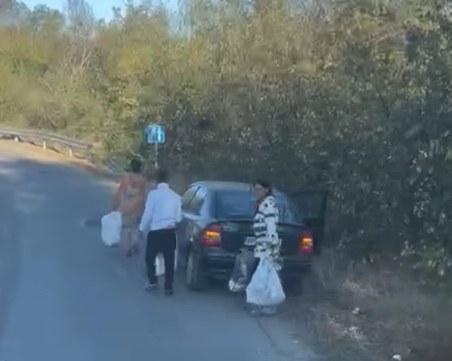 Недопустимо! Роми опитаха да изхвърлят чували с боклуци в река край Чирпан, шофьор ги спря