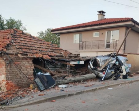 Зверска катастрофа в Софийско: 19-годишен се вряза в стълб и отнесе част от къща *