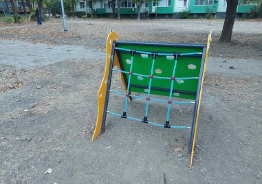 Катерушка поставена преди ден в междублоково пространство на улиците Дрян