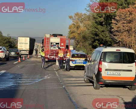 Верижна катастрофа между три коли и микробус на АМ 