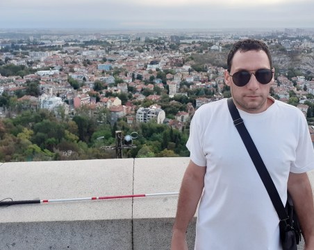 Да загубиш зрението си, но не и любопитния си поглед към света – историята на Божидар Чергаров