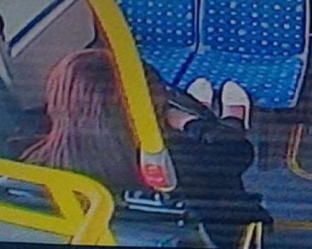 Пътници си бършат подметките в седалките в градския транспорт в Пловдив