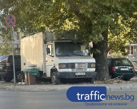 Ползват микробус за склад в Смирненски от години, пречил на движението