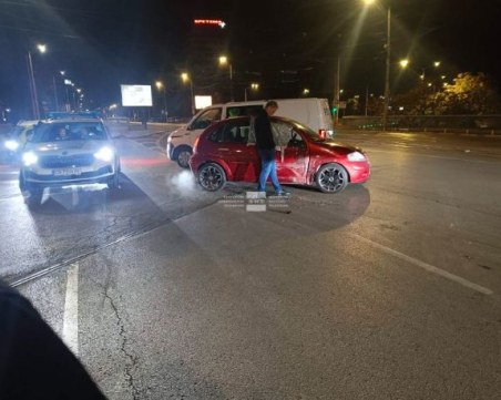 Автокрадец блъсна патрулка и няколко коли, подпали автомобила си и избяга