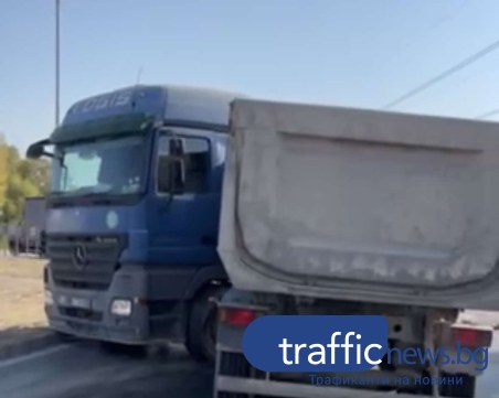 Камион се завъртя на Кукленско, образува се тапа