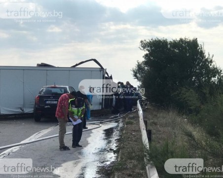 Тежка верижна катастрофа с две коли и камион край Войводиново, двама са в болница