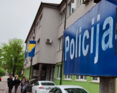 Ученик уби полицай и рани друг в Босна и Херцеговина