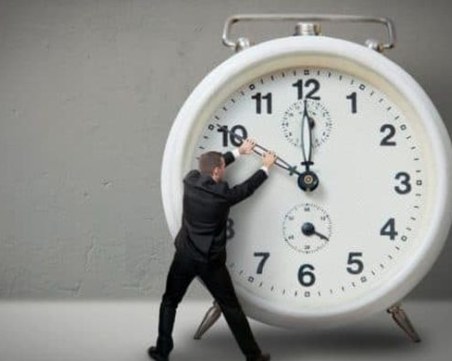 България премина към зимно часово време