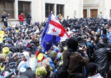 В Грузия прозападният президент призова за масови протести след парламентарния