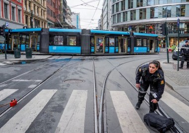 Трамвай излезе от релсите и се вряза в магазин в