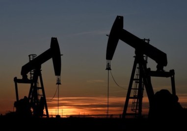 Петролните фючърси поевтиняват с над 4  в началото на търговията в