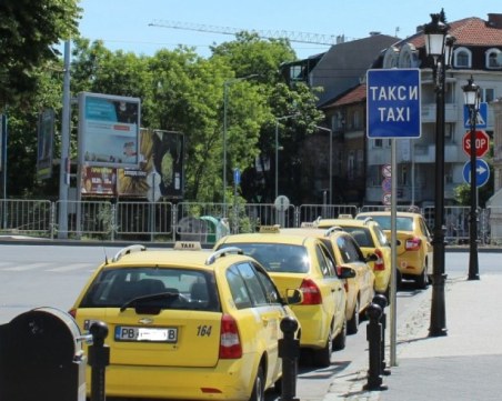 Таксиметровите шофьори затварят възлови булеварди в Пловдив, протестират срещу високи Граждански