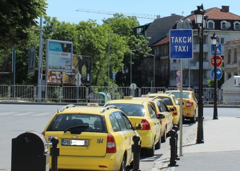 Таксиметровите шофьори затварят възлови булеварди в Пловдив, протестират срещу високи Граждански