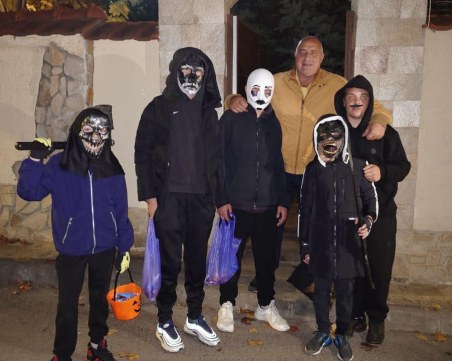 Бойко Борисов почерпи деца със сладкиши за Хелоуин