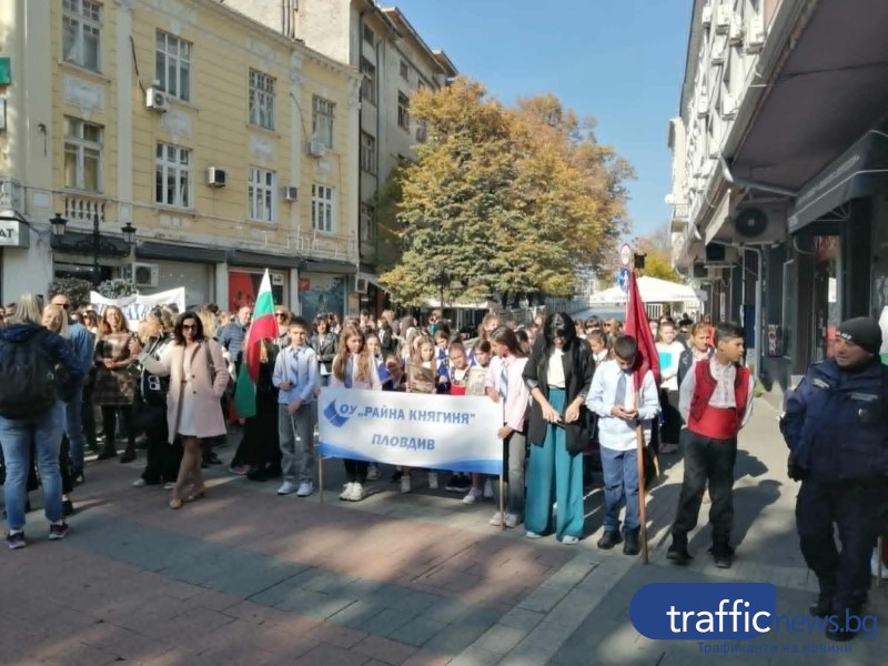 Пловдив отбеляза Деня на народните будителите! Стотици ученици се стекоха на главната