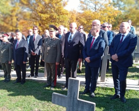 Представители на МО почетоха паметта на българските воини в РСМ и в Румъния