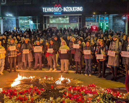 Стотици почетоха паметта на загиналите в гарата в Нови Сад