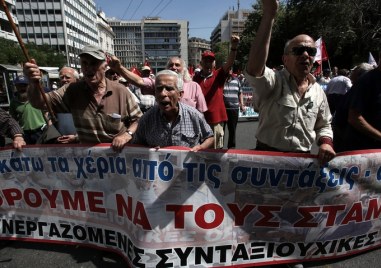 Бедните пенсионери в Гърция ще получат коледна помощ това гарантира