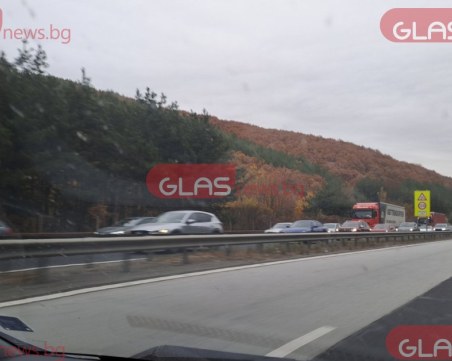 Две катастрофи затрудняват движението по АМ 