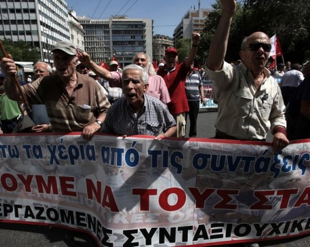 Коледни помощи за бедните пенсионери в Гърция