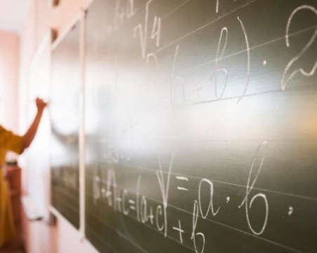 Увеличават учителските заплати през 2025 г. със 123%