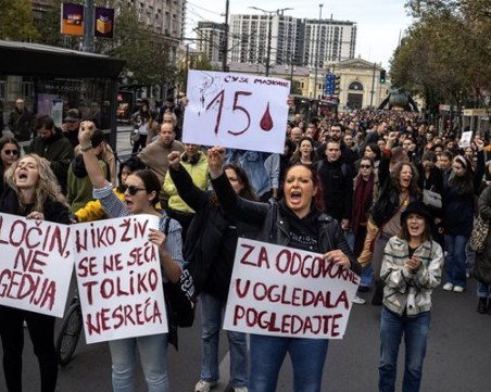 В Белград стотици хора излязоха на протест след трагедията в Нови Сад, искат оставката на министър