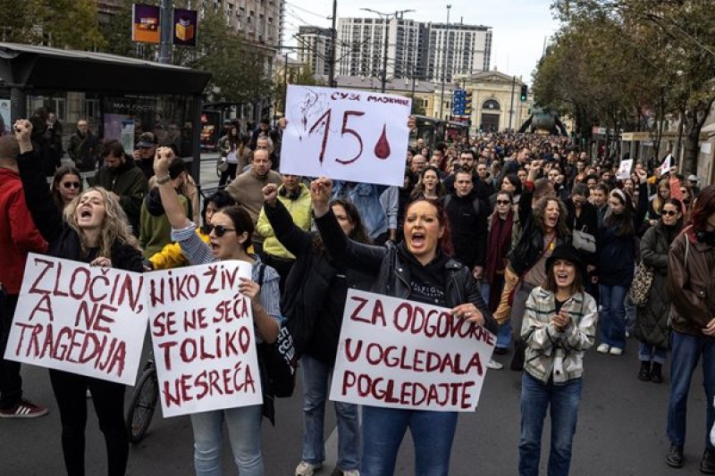 В Белград стотици хора излязоха на протест след трагедията в Нови Сад, искат оставката на министър