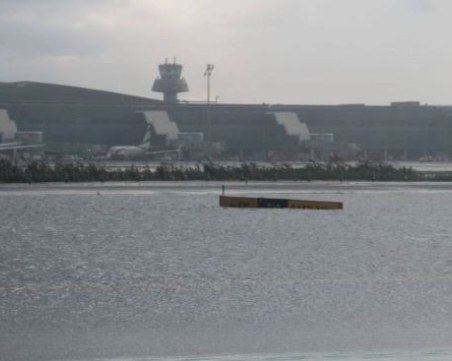 Буря връхлетя и Барселона, спряха влаковете