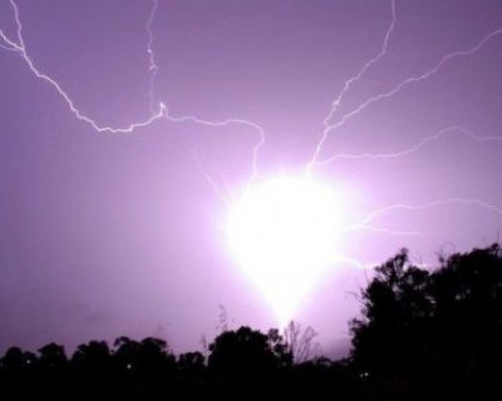 Мълния уби футболист по време на мач