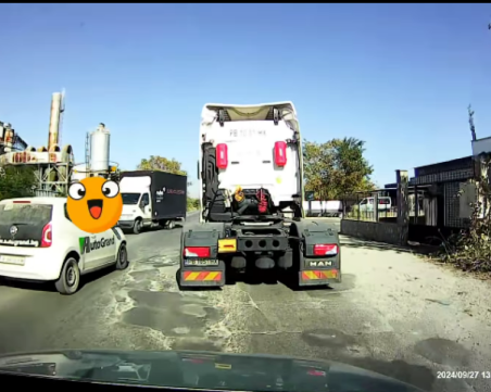 Рисково изпреварване се размина на косъм от челен удар в Асеновград ВИДЕО