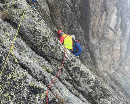 Турист пропадна между скали край Банско, вися часове наред на ръцете си