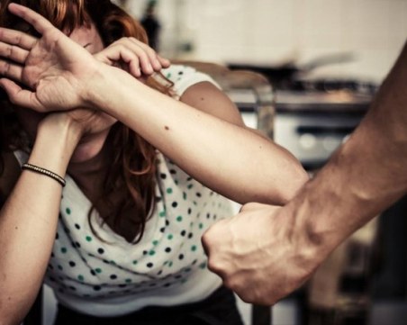 Задържаха пазарджиклия за побой над жена си