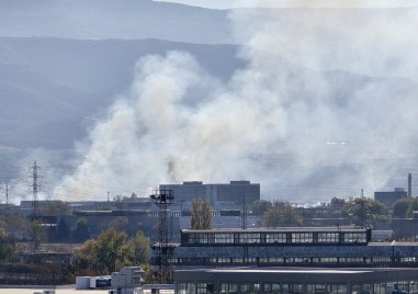 Четири екипа на пожарната гасят пожар в южната част на