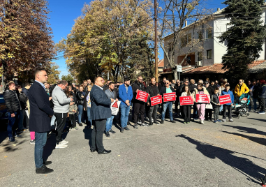 Жителите на пловдивското село Катуница излязоха на протест тази сутрин