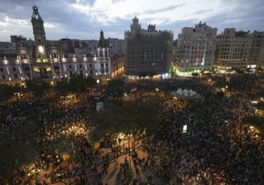 Многохиляден протест се провежда във Валенсия Прочетете ощеНедоволството е срещу закъснялото