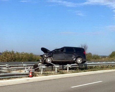 Инцидент на АМ „Марица”: Пътници са изпаднали от кола в движение, движението е спряно ВИДЕО