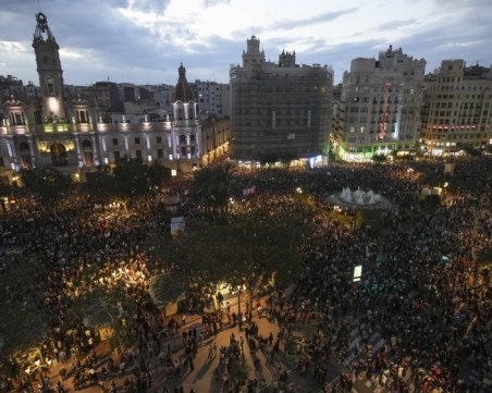След потопа: Многохиляден протест във Валенсия