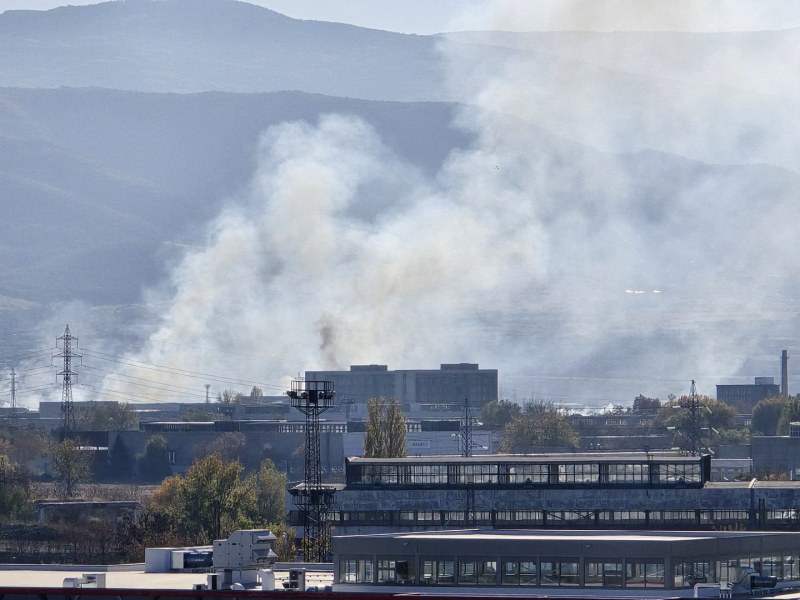 Четири пожарни гасят пожара до Митницата в Пловдив ВИДЕО