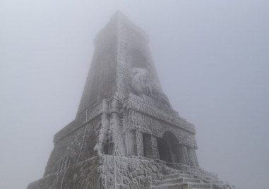 Паметникът на свободата на връх Шипка осъмна в бяла премяна