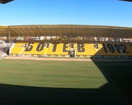 Ето докъде стигна подмяната на тревата на Колежа