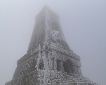 Първи сняг на паметника Шипка