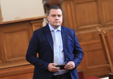 Станислав Балабанов прочете от парламентарната трибуна декларацията на  Има такъв народ Прочетете