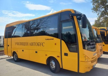 Румънски тир е ударил ученически автобус превозващ 19 деца от